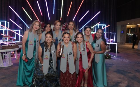 Rebeca Abdo, Diana Viscarra, María José Larrea, Paola Maquilón, Alexandra Burgos, Sol Barreiro, María Fernanda Marañón, María Cristina Bowen y Natalia Macías.