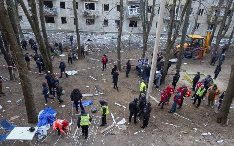 La policía protege el lugar del bombardeo cerca de edificios residenciales en Kharkiv, Ucrania, el 27 de marzo de 2024, en medio de la invasión rusa.