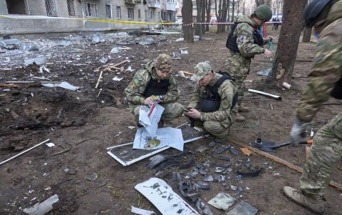Expertos militares trabajan en el lugar del bombardeo cerca de edificios residenciales en Kharkiv, Ucrania, el 27 de marzo de 2024, en medio de la invasión rusa.