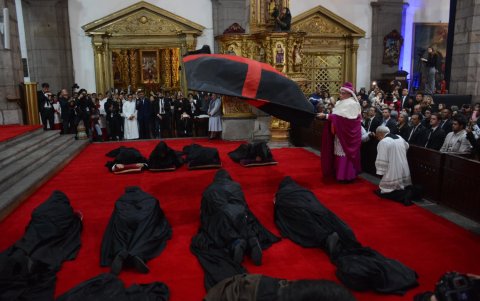 El ritual funerario rinde homenaje al sacrificio de Jesús en la cruz.