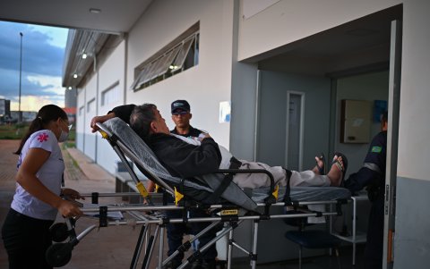 Un hombre es llevado en camilla mientras llega al hospital de campaña de la Fuerza Aérea de Brasil para tratar casos sospechosos de dengue, en la región administrativa de Ceilandia, en Brasilia).