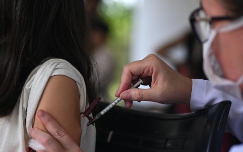 Una profesional de la salud aplica una dosis de la vacuna contra el dengue, en Brasilia (Brasil).
