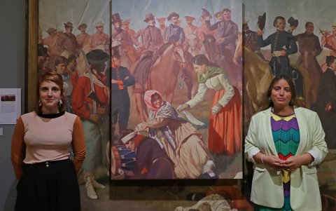 La antropóloga y referente del área educativa del MHN Ana Cuesta (i) y la directora de Cuentas de Wild Fi, Agustina Seitun, posan en una muestra de 'Libertadoras.