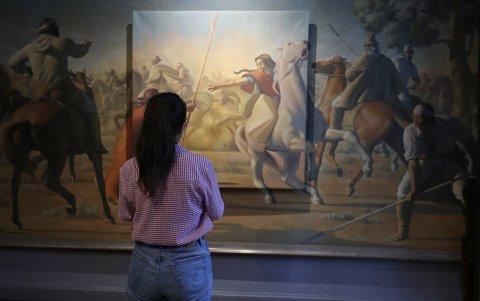 Una visitante recorre la muestra 'Libertadoras. Las mujeres de la revolución', en la Casa Rivera del Museo Histórico Nacional