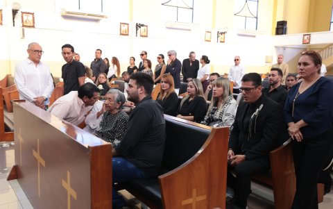 Familiares, amigos y colegas en la misa.