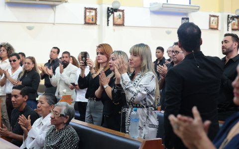 Un aplauso en su honor.