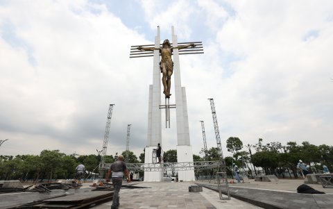 Limpieza. En la plazoleta del Cristo del Consuelo, en el Cisne 2, se realizaban ayer tareas de limpieza. Hasta ese punto llegarán miles de católicos. 2. Preparación. En el santuario Cristo del Consuelo se ultimaban detalles de la estructura en la que la imagen de Cristo recorrerá las calles del sur de la ciudad. 
====