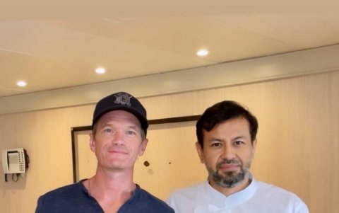 Byron junto al actor Neil Patrick Harris.