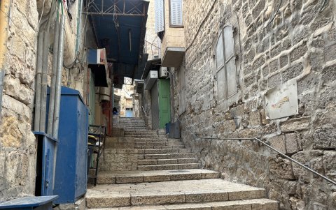 Tiendas con pocos clientes y pocos peregrinos, mientras los palestinos cristianos, muchos residentes en Cisjordania, no han obtenido permisos para visitar la ciudad santa.