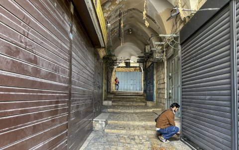 Algunas tiendas tienen el cerrojo echado, también por ser el mes de Ramadán, y los vendedores hojean el periódico o toman café mientras gritan a los pocos turistas que les compren algo.