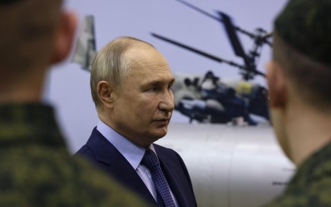 Vladimir Putin habla con pilotos militares durante su visita al Centro Estatal para el despliegue y el reciclaje del personal.
