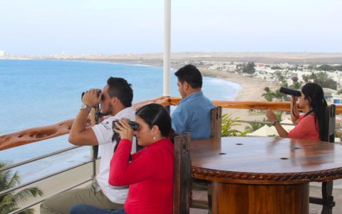 Una hostería en Ballenita permite a sus visitantes realizar avistamiento de animales marinos desde su mirador. Es una actividad que, según su dueño, atrae a turistas.