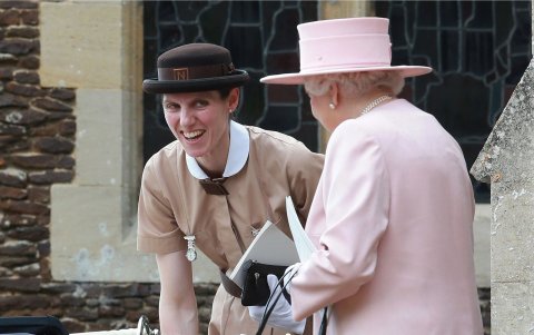 María Teresa Turrón junto a la reina Isabel