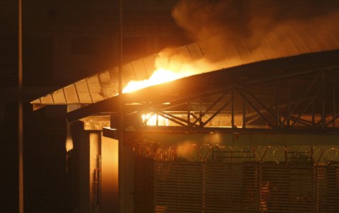 Diferentes áreas de la cárcel Regional fueron retratadas por el fuego que salía desde su interior producto de la quema de colchones.