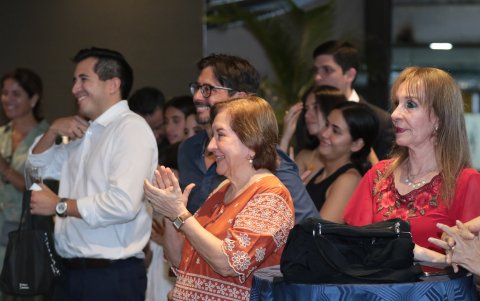 Cecilia Palacio aplaude durante la presentación.
