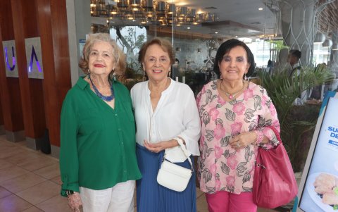 Raquel de Arroyo del Río, Leontina León de Cabanilla y Consuelo Andrade de Montalvo.