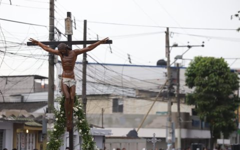 La procesión del Cristo del Consuelo es una de las más concurridas del país.