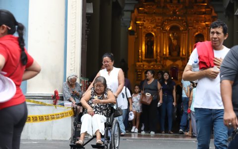 A la iglesia de San Francisco acuden familias durante este Viernes Santo.