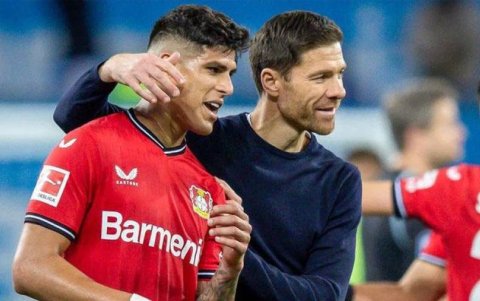 El director técnico español Xabi Alonso (d) habló sobre su continuidad en Bayer Leverkusen