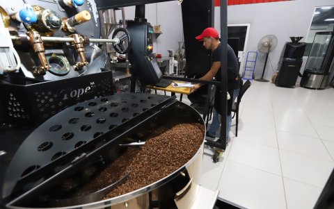 La máquina especializada y una de las mejores donde Bombons Coffee Shop muele el café de especialidad para servir a sus clientes.