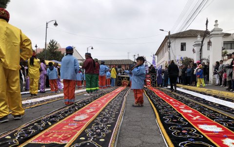 El metraje de las Banderas es adornado y tejido para que se vea un recorrido pintoresco en el Viernes Santo.