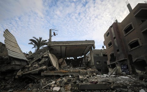 Casas de familias palestinas destruidas tras los ataques aéreos israelíes en el campo de refugiados de Deir Al Balah, en la Franja de Gaza.