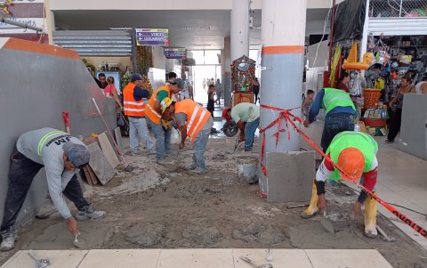 Atención. Tras las repetidas quejas, la Alcaldía empezó a cambiar las baldosas hace apenas unos días.