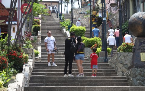 Ciudadanos recorrieron las escalinatas del cerro Santa Ana, la mañana de este viernes 29 de marzo.