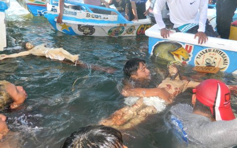 Luego de llegar a la parada número 15 se lavó la estatua del Cristo Crucificado.