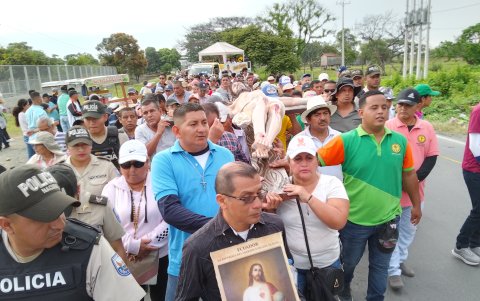 En Daule los creyentes se reunieron con imágenes de santos a la procesión.