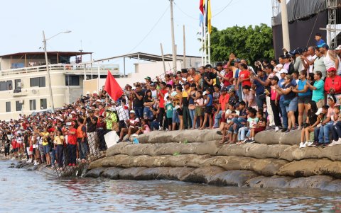 Cientos de personas en el malecón de Posorja para ver llegar las yolas de la regata.