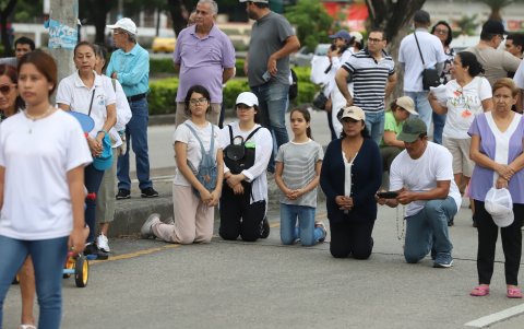 Los jóvenes elevaron sus plegrias de rodillas