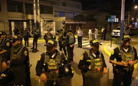 La casa de la presidenta de Perú, Dina Boluarte, fue allanada cerca de la medianoche de este viernes por un equipo de fiscales y agentes de la Policía Nacional como parte de una investigación preliminar abierta contra la gobernante por la presunta comisión del delito de enriquecimiento ilícito|