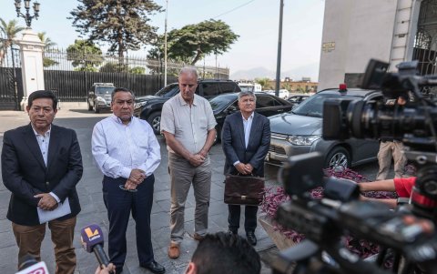 El presidente del Consejo de Ministros de Perú, Gustavo Adrianzén (2-i), da declaraciones a periodistas acompañado por otros ministros