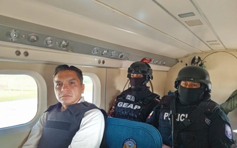 Wilmar Terán en un avión del ala de transporte de la Fuerza Aérea Ecuatoriana en compañía de uniformados: un guía de Atención Penitenciaria y un policía nacional.
