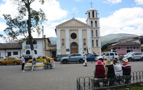 En este lugar los visitantes aprovechan para recorrer la plaza y escuchar música.