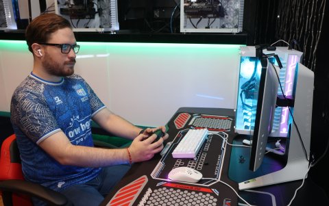 El experto en videojuegos, Sebastián Esparza en una de sus sesiones en FIFA con Emelec