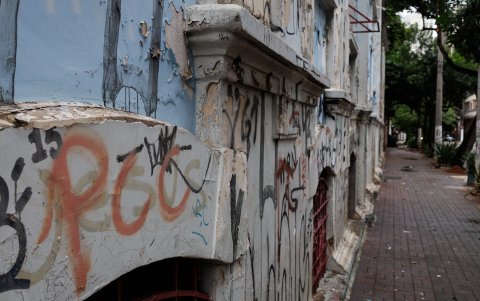 Escena. Una pared con pintadas alusivas a la banda Primer Comando.
