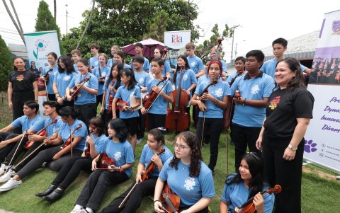 Grupo. Paola Manrique junto a sus alumnos.