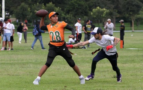 El flag football es una modalidad de este deporte que consiste en arrancar cintas de alrededor de la cintura, mientras avanzan con el ovoide.