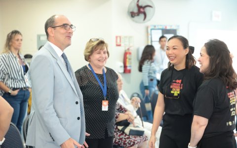 Autoridad. El cónsul general de Estados Unidos, Erik Martini, felicita a Paola Manrique y Cindy Camchong por el concierto. 2. Grupo. Paola Manrique junto a sus alumnos.