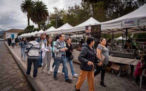 Las calles del centro de Cuenca lucieron llenas durante este feriado religioso.
