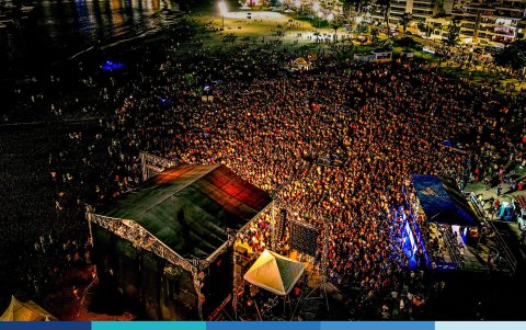 Unas 30.000 personas asistieron a un concierto de salsa en la playa de Salinas.