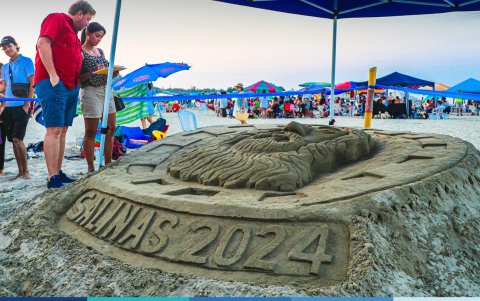 Las esculturas de arena fueron uno de los atractivos admirados por lis turistas.