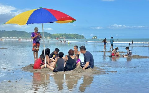 Así luce la playa de Atacames.