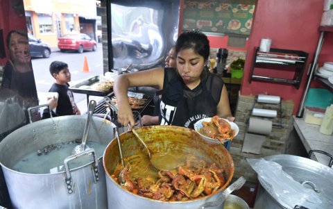 Comida. Solo en esa vía hay más de 30 establecimientos que venden cangrejos, almejas y tilapias. Cientos de personas llegan allí para degustarlos. Se convirtió en un sitio tradicional.
