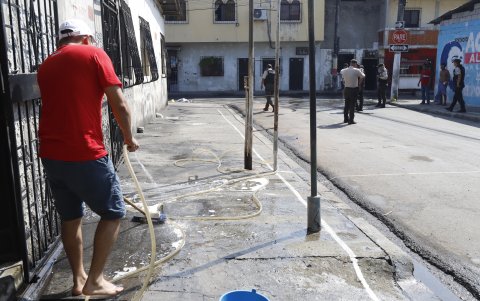 Los vecinos demoraron toda una mañana para limpiar la sangre de la masacre dada en la noche del sábado.