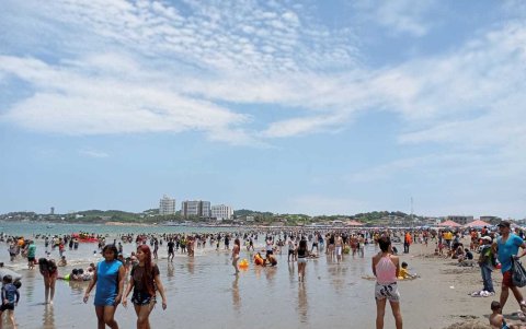 Los turistas disfrutan del feriado de Semana Santa en General Villamil Playas.