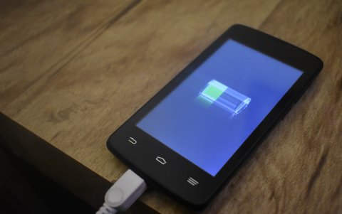 El experto recomienda tener cuidado con la información que se entrega a los dispositivos celulares.