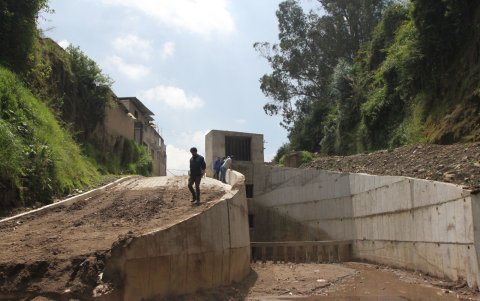 Tejado. En la parte alta del lugar se reconstruyó un canal que fue afectado por las grandes rocas que bajaron con el deslizamiento.